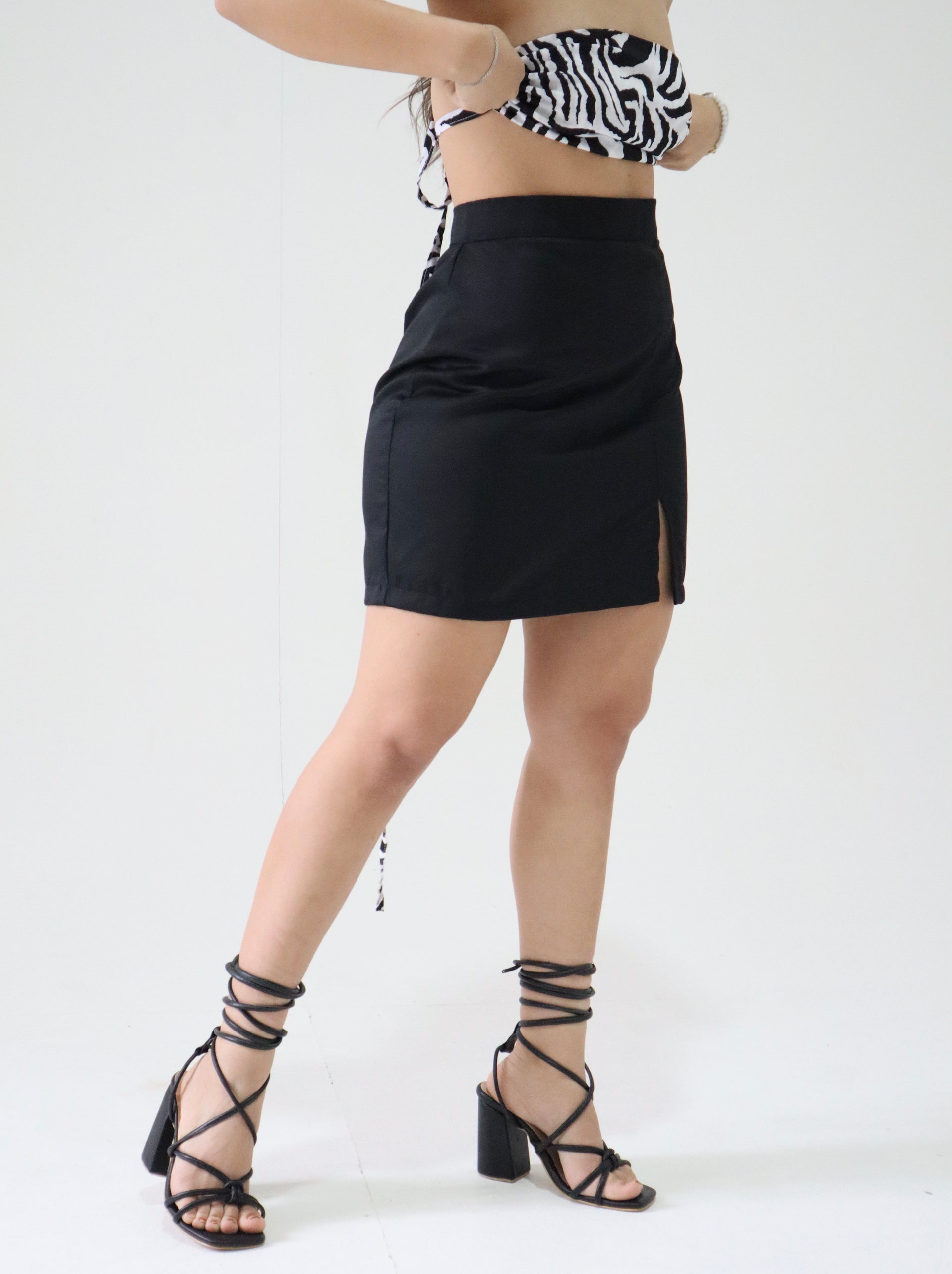 Falda corta con abertura